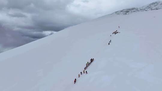 航拍攀登慕士塔格峰雪山冰川的登山队