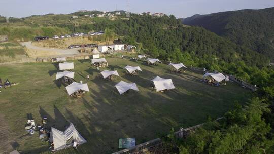 航拍山上露营野餐的人们