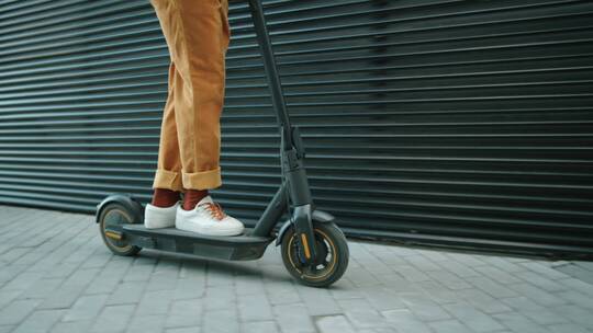 城市中骑滑板车的人视频素材模板下载