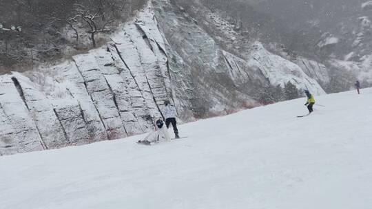 冬天北京南山滑雪摔倒视频视频素材模板下载
