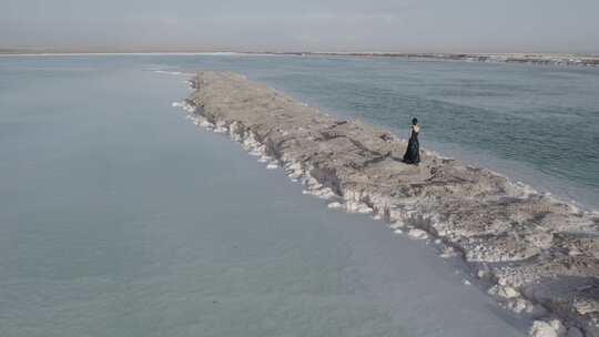 青海海西大柴旦翡翠湖湖面人物航拍视频