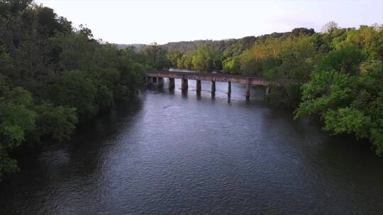 航拍河流上的铁路桥