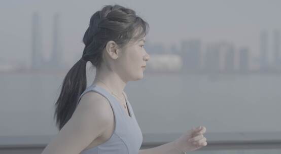 亚洲女性江边慢跑，瑜伽服，运动，慢跑健身