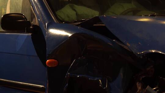 出车祸被撞坏的汽车视频素材模板下载