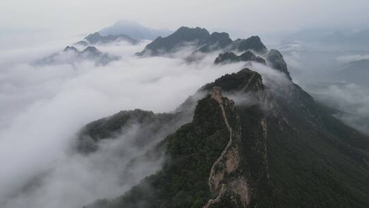 航拍雨后的北京密云司马台长城云海