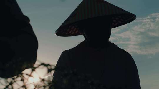 渔民日常生活 补网 海鲜 渔船工人