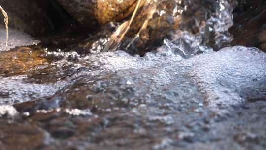 水流潺潺泛起白色水花的特写画面