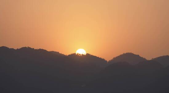 日落时分，太阳从山地间落下