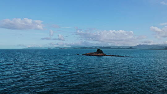 4k航拍深圳东部沿海海岛美丽风景