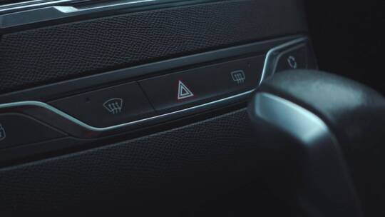 汽车中控台上的三角双闪警示灯按钮和档把