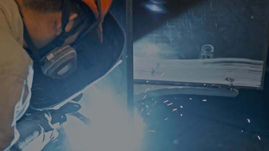 高清实拍工厂工业焊接电焊人物工作