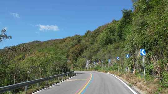 山间蜿蜒公路及路旁绿植