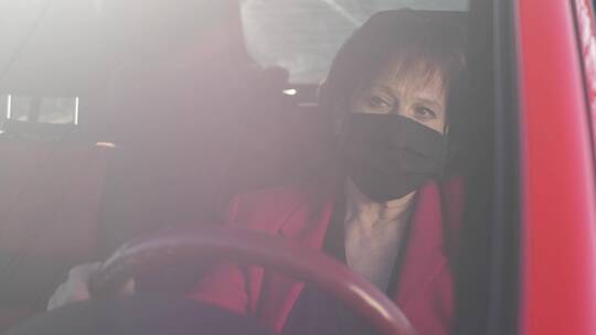 女人在车里戴着口罩视频素材模板下载