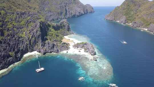 4K无人机俯瞰菲律宾美丽的私人岛屿，远处有一艘旅游船
