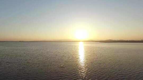 山东威海荣成阳光照耀天鹅湖水面