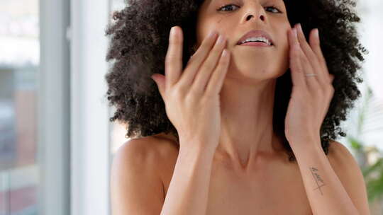女性，面部护肤品和防晒霜，用于美容或豪华