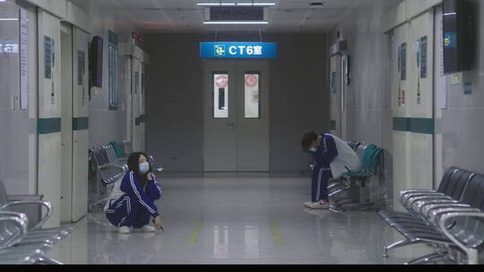 4K医院走廊高中生等待结果影视素材视频素材模板下载