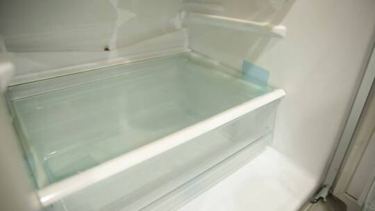 把碗里食物放入冰箱保鲜视频素材模板下载