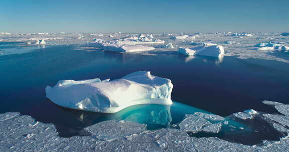 宁静的北极景观与漂浮的冰山