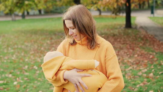 妈妈抱着孩子想象婴儿的美好未来