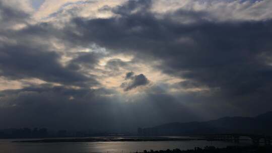 天空阳光穿透云层丁达尔效应