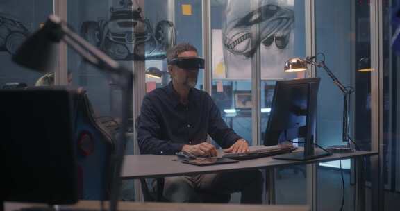 办公室里戴着VR耳机的男人