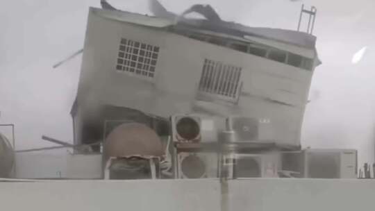 台风登陆超级台风吹翻房屋视频素材模板下载