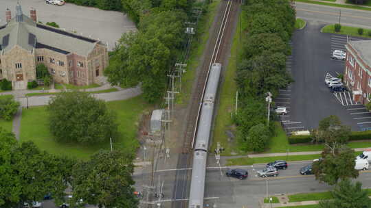 跟随空中拍摄的火车经过长岛花园城