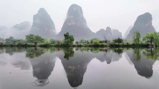 雨天湖景倒映绿树青山的宁静画面