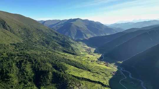 航拍横断山脉贡嘎山下的 上城子村田园风光