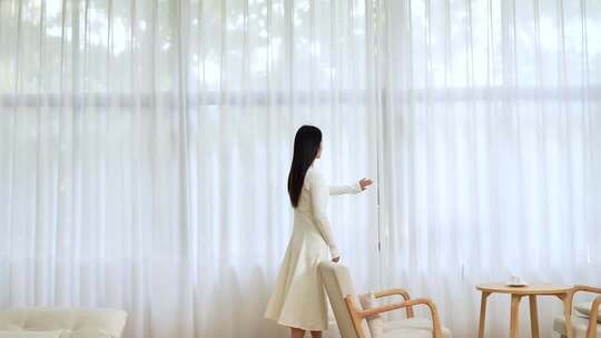 女生休闲居家拉窗帘