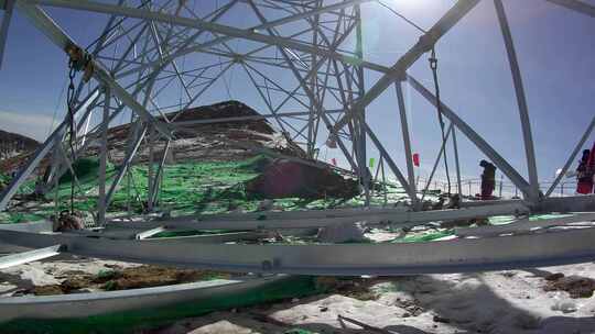 4K西藏5200米雪山电力铁塔组立横担吊装01
