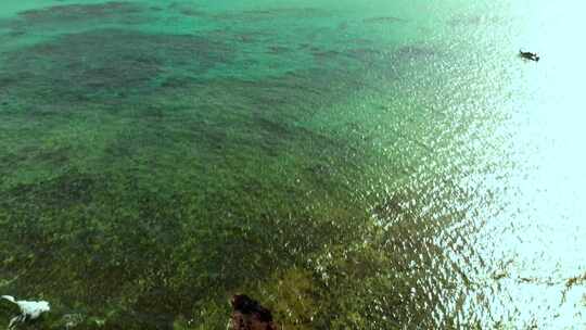 格林纳达加勒比海卡里亚库岛附近沙滩上一艘沉船的无人机镜头视频素材模板下载