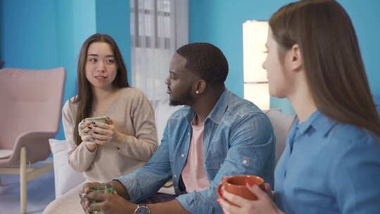 不同种族的年轻人在友好的气氛中聊天。