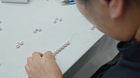 珍珠饰品加工 串珍珠项链视频素材模板下载