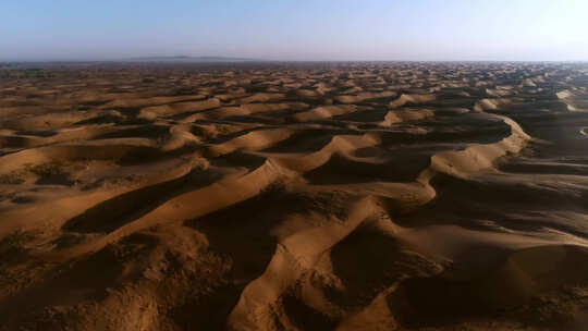 航拍沙漠、沙丘、巴丹吉林沙漠、腾格里沙漠