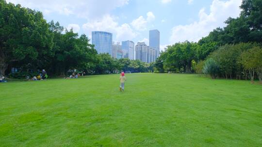 小朋友小学生亲近大自然草地玩耍奔跑