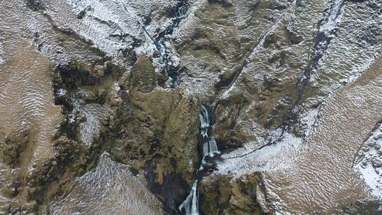 冰岛冬季的鸟瞰图显示了瀑布及其周围景观视频素材模板下载