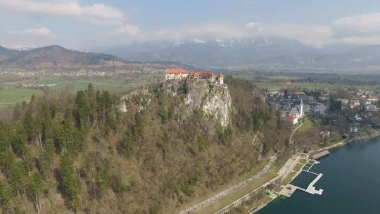 空中拍摄布莱德湖，背景是布莱德城堡。斯洛文尼亚