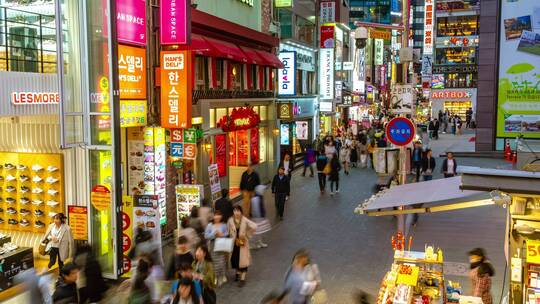 韩国首尔夜晚街头人流延时