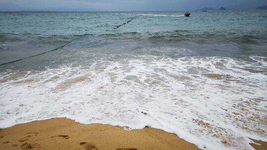 实拍沙滩海浪礁石大海