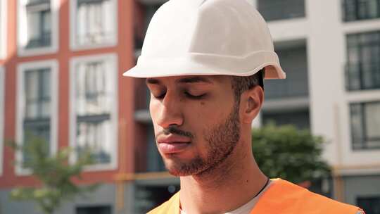 专注的年轻胡须非裔美国男性工程师深思熟虑地认为工作