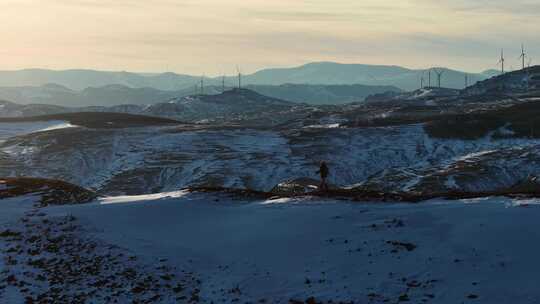 登山者雪山徒步雪山攀登冬季徒步