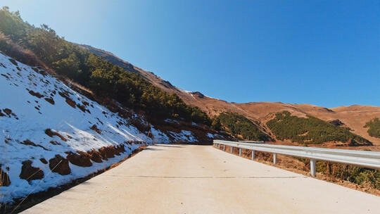 大海草山环山草地冰雪公路路面行驶车载