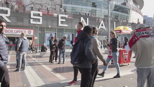伦敦阿森纳足球俱乐部前来往的行人视频素材模板下载
