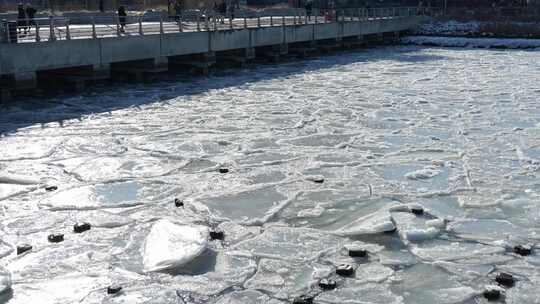 结冰水面上的人行桥风景