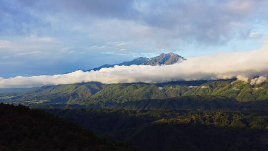 太阳斜照在云雾缭绕的高山上视频素材模板下载