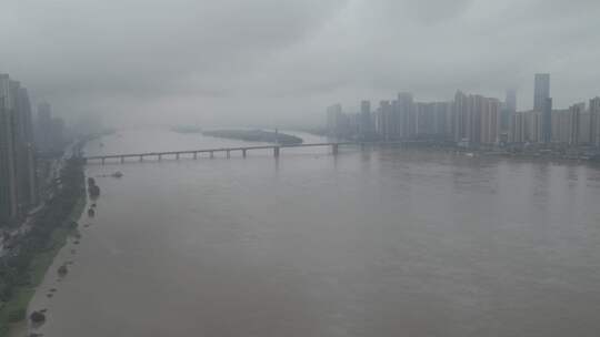 长沙暴雨，实拍湘江洪峰过境长沙