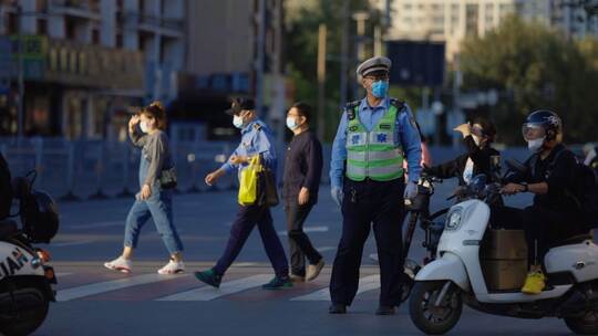 交警巡逻 交警指挥交通 疏导交通交通警察