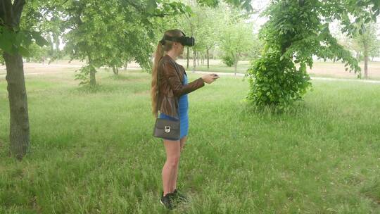 女孩在公园里使用虚拟现实设备